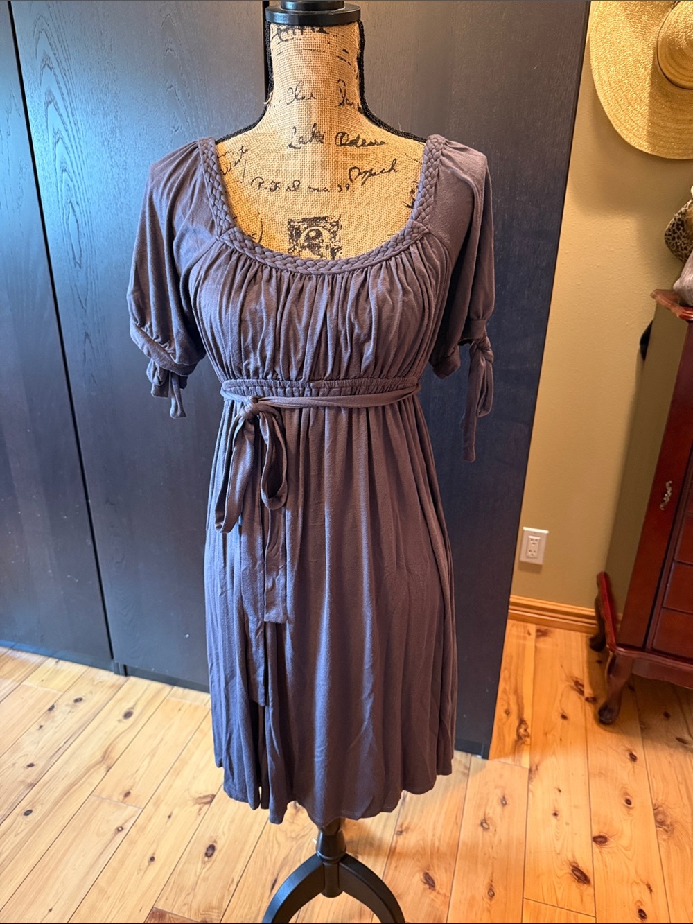 Minuet Grey Scoop-Neck Tie-Waist Midi Dress size Large